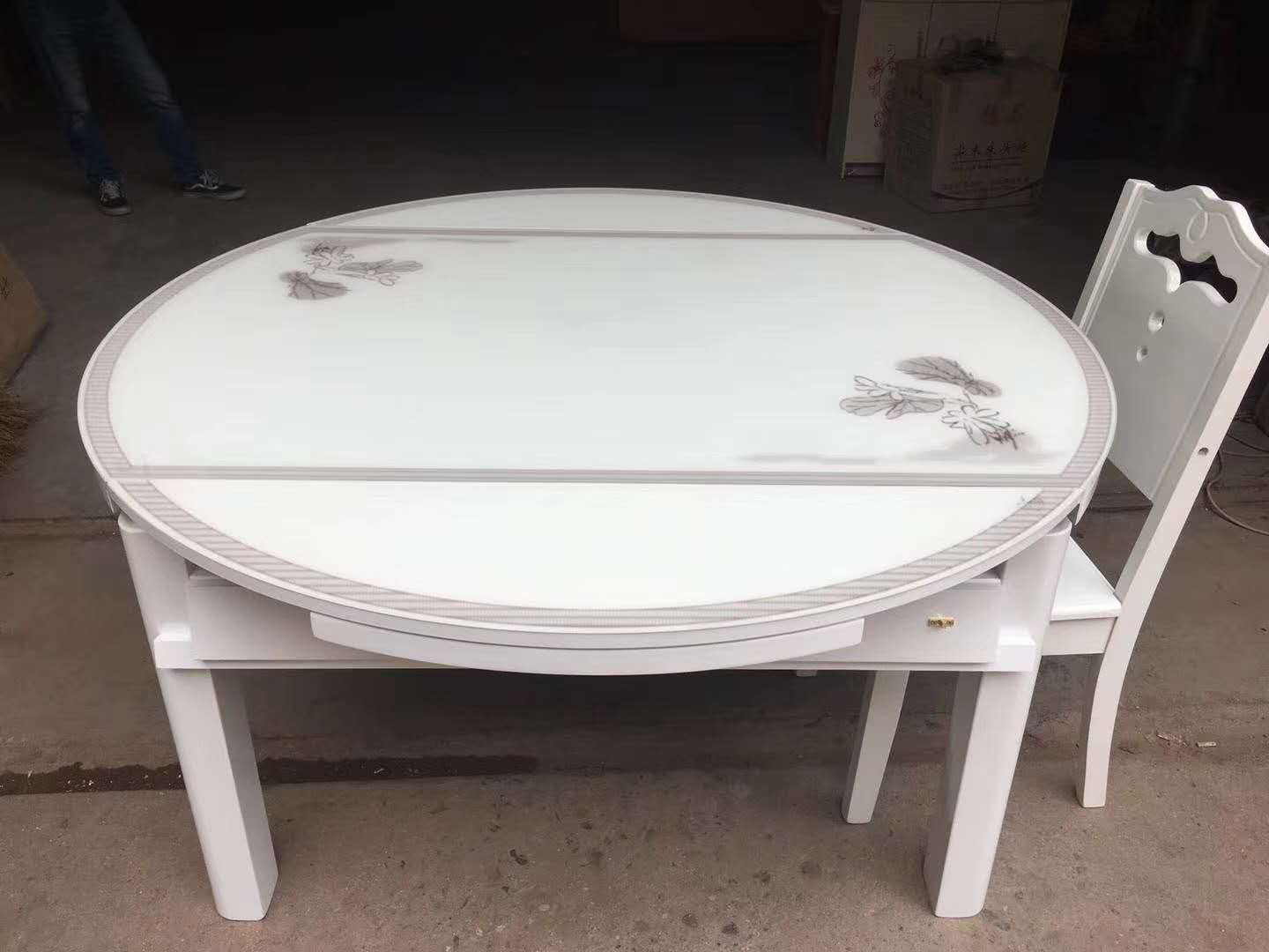 白色圆桌()